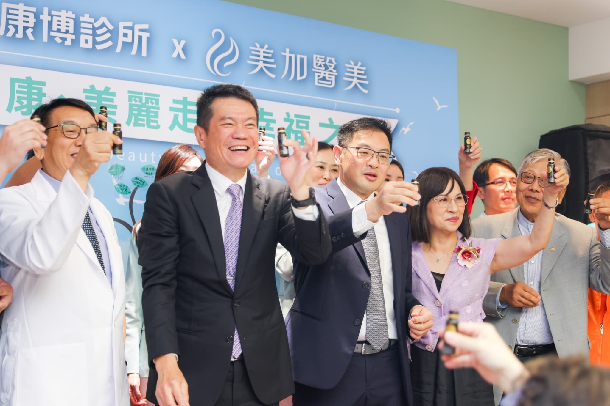 康博集團旗下的康博診所與美加醫美診所，5月25日於台北大安區擴大營運隆重開幕！活動共吸引2千人次一同歡慶，並有40家媒體聯合採訪。原院址擴增至800坪，提升空間的寬敞舒適度，軟硬體設備更加升級，期待服務更多關注心血管健康保養及外在美麗的朋友，一同從健康、美麗走向幸福之路。