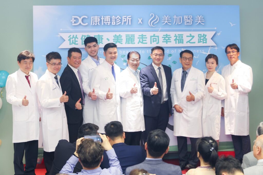 康博集團執行長李森斌、康博集團董事長吳俊毅與跨科別權威醫師團隊合影。